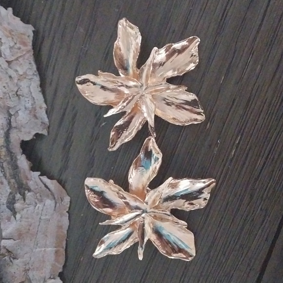 Irregular Flower and Leaf Stud Earrings. - Picture 1 of 4